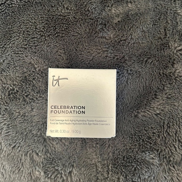 NEW IT Cosmetics Celebration Full Coverage Powder Foundation in “Fair” - Picture 3 of 4